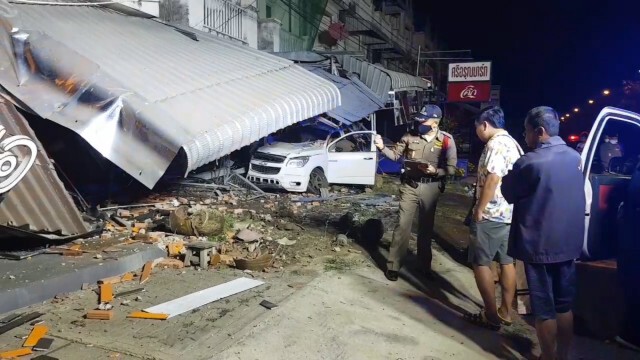 กระบะแหกโค้งชนวินาศสันตะโร