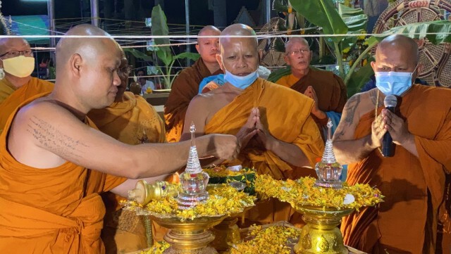 ทำพิธีพุทธาภิเษกพระไม้ตะเคียนทองอายุ300ปี ปัดเป่าโควิด