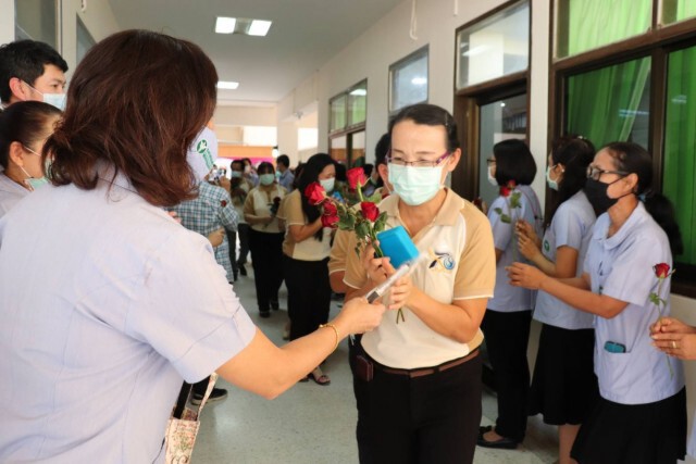 ให้กำลังใจล้นหลามส่ง 8 นักรบชุดขาวสู้โควิดสมุทรสาคร
