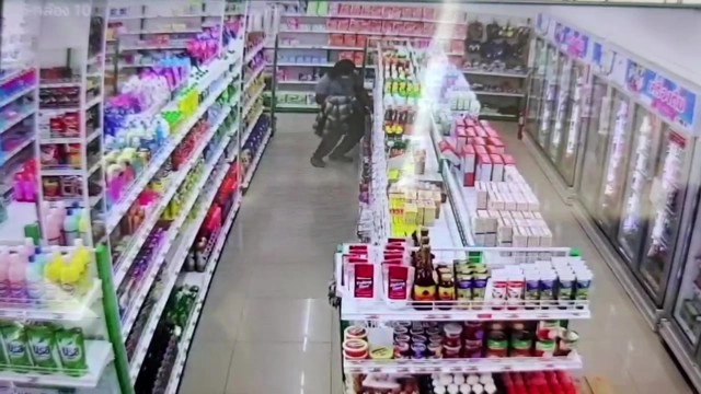 วงจรปิดจับภาพโจรแสบขโมยปลากระป๋องในมินิมาร์ท