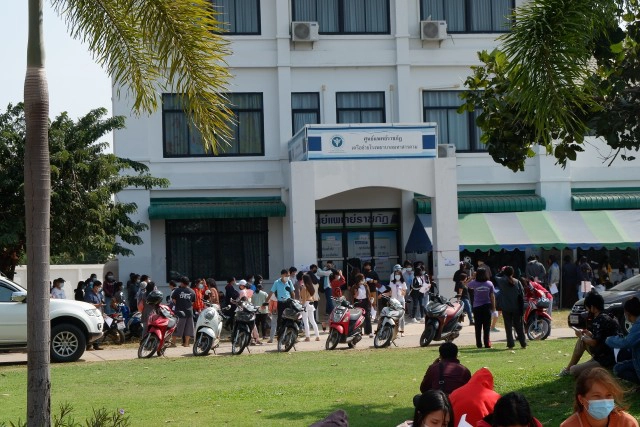 รพ.มหาสารคามคัดกรองหาเชื้อกลุ่มเสี่ยง หลังพบผู้ติดเชื้อเพิ่ม 6 ราย