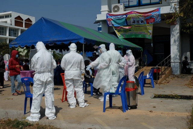 รพ.มหาสารคามคัดกรองหาเชื้อกลุ่มเสี่ยง หลังพบผู้ติดเชื้อเพิ่ม 6 ราย