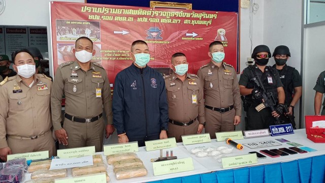 สภ.ชุมพลบุรี แถลงจับเครือข่ายยาเสพติด ยึดของกลาง 8 หมื่นเม็ด