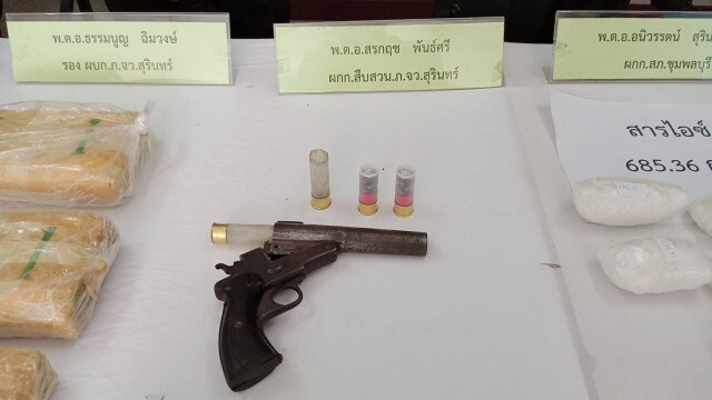สภ.ชุมพลบุรี แถลงจับเครือข่ายยาเสพติด ยึดของกลาง 8 หมื่นเม็ด
