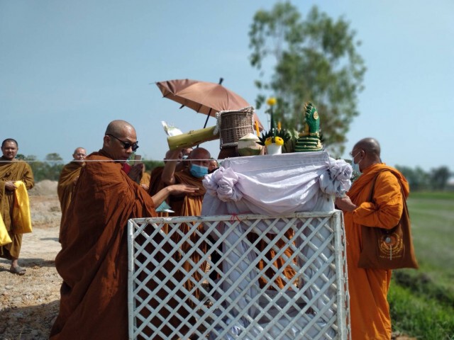 พระเกจิดังทำพิธีสูตรถอดขับไล่สิ่งชั่วร้ายสวนเกษตรแห่งใหม่พ้นภัยแล้ง