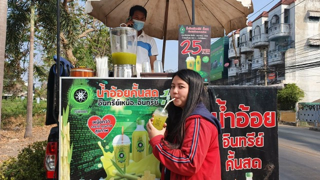 หนุ่มบางระกำ ขายน้ำอ้อยคั้นสดริมทาง ปลูกเองไร้สารเคมี