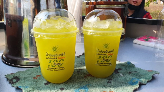 หนุ่มบางระกำ ขายน้ำอ้อยคั้นสดริมทาง ปลูกเองไร้สารเคมี