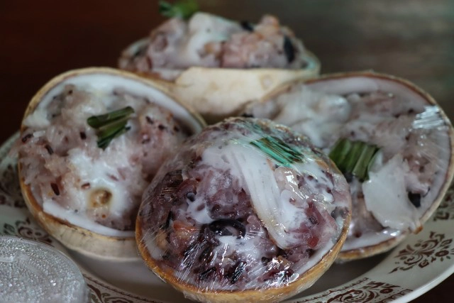 ไอเดียทำเงิน!! ข้าวหลามมะพร้าวน้ำหอมในกะลา