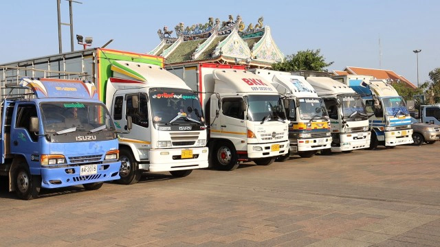 หมอลำ-รถแห่ร้องผู้ว่าฯช่วยด้วยจะอดตายแล้ว