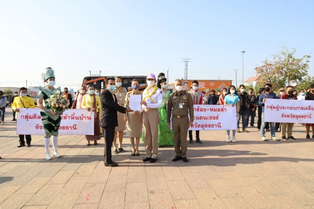 หมอลำ-รถแห่ร้องผู้ว่าฯช่วยด้วยจะอดตายแล้ว