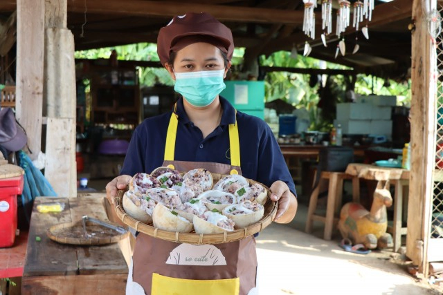 ไอเดียทำเงิน!! ข้าวหลามมะพร้าวน้ำหอมในกะลา