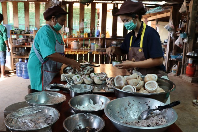 ไอเดียทำเงิน!! ข้าวหลามมะพร้าวน้ำหอมในกะลา