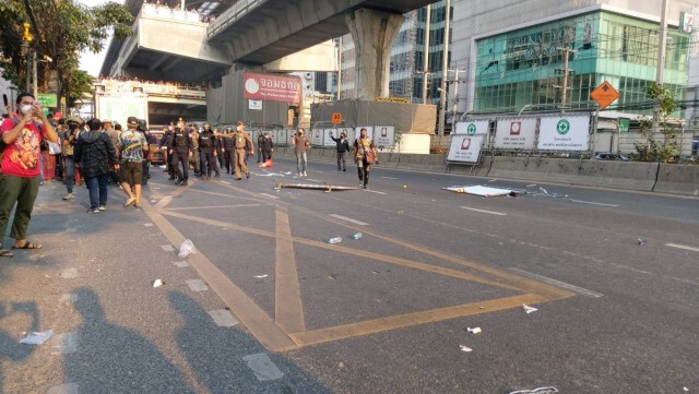 เกิดเหตุปาประทัดยักษ์ ป่วนม็อบต้านรัฐประหารเมียนมา