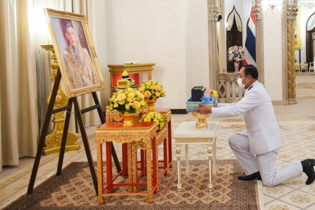 "ในหลวง" พระราชทานของขวัญปีใหม่ นายกรัฐมนตรีและภริยา