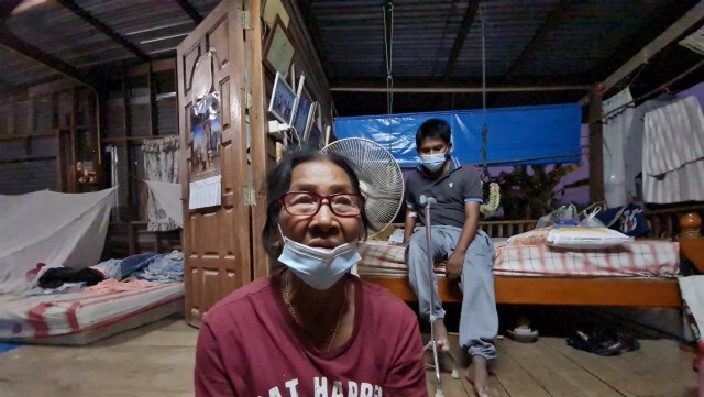 โปรดระวัง"อย่าชนยาย"-ติดป้ายพาลูกชายป่วยไปหาหมอ