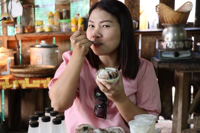 ไอเดียทำเงิน!! ข้าวหลามมะพร้าวน้ำหอมในกะลา