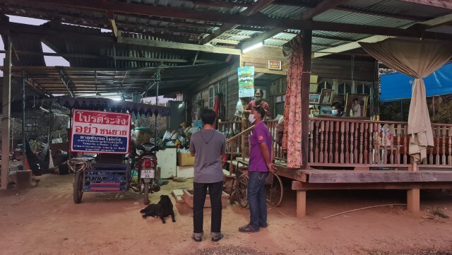 โปรดระวัง"อย่าชนยาย"-ติดป้ายพาลูกชายป่วยไปหาหมอ