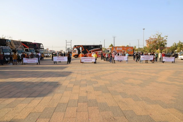 หมอลำ-รถแห่ร้องผู้ว่าฯช่วยด้วยจะอดตายแล้ว