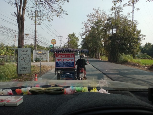 โปรดระวัง"อย่าชนยาย"-ติดป้ายพาลูกชายป่วยไปหาหมอ