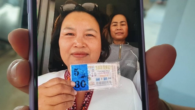 แม่ค้าลอตเตอรี่โชคดีสลากขายไม่หมดถูกรางวัลที่1รับ30 ล้านบาท