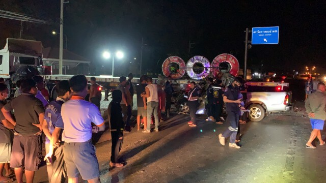 กระบะแซงซ้ายพุ่งชนรถเทรลเลอร์สองหนุ่มสาหัสติดภายใน
