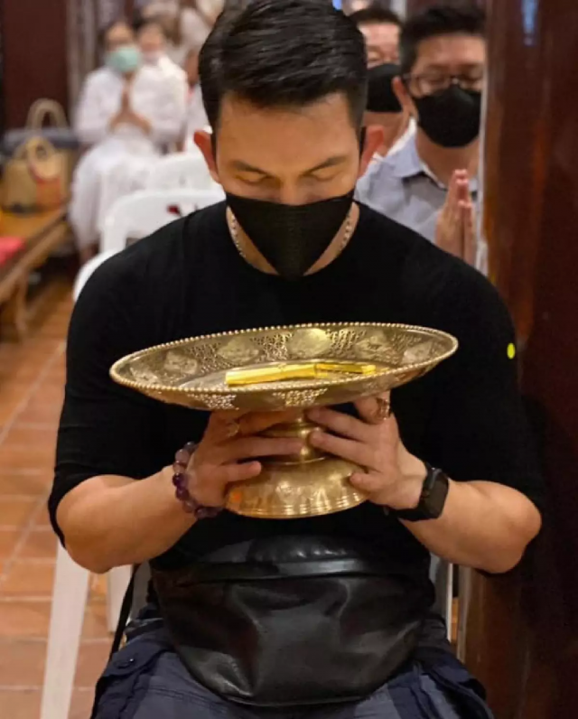 "อั้ม อธิชาติ" ทำบุญครั้งใหญ่ถวายทองคำ ร่วมหล่อบูรณะพระธาตุดอยสุเทพ
