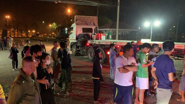 กระบะแซงซ้ายพุ่งชนรถเทรลเลอร์สองหนุ่มสาหัสติดภายใน