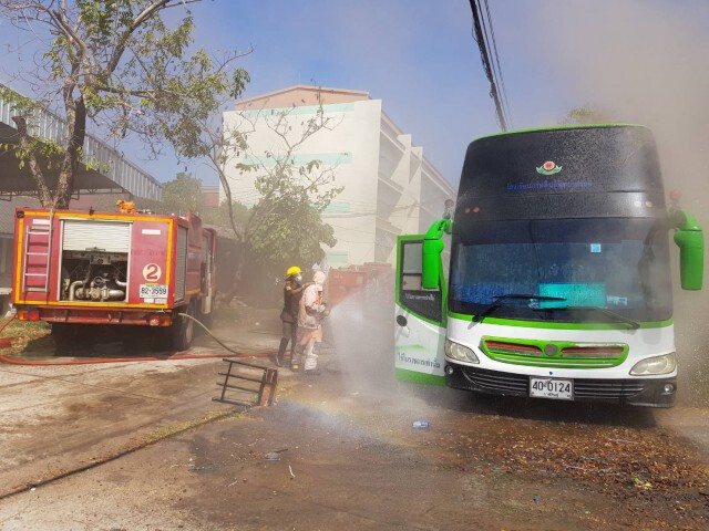 ระทึกไฟไหม้รถบัสโรงเรียนดังกาฬสินธุ์ คาดระบบไฟฟ้าลัดวงจร