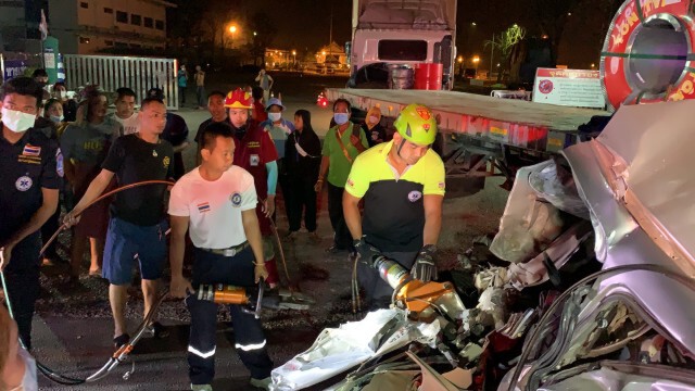 กระบะแซงซ้ายพุ่งชนรถเทรลเลอร์สองหนุ่มสาหัสติดภายใน