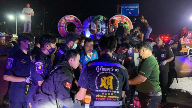 กระบะแซงซ้ายพุ่งชนรถเทรลเลอร์สองหนุ่มสาหัสติดภายใน