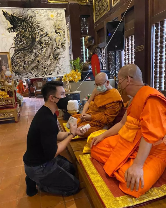 "อั้ม อธิชาติ" ทำบุญครั้งใหญ่ถวายทองคำ ร่วมหล่อบูรณะพระธาตุดอยสุเทพ