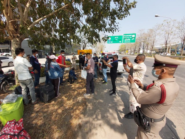 รถตู้แสบทิ้ง6เมียนมา-เชิดเงิน3หมื่นหนี