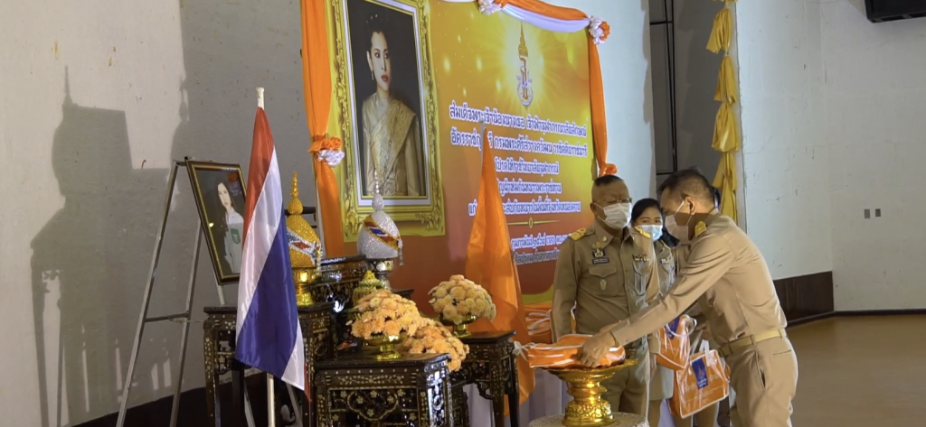 ราชวิทยาลัยจุฬาภรณ์เชิญชุดกันหนาวพระราชทานแก่ประชาชน