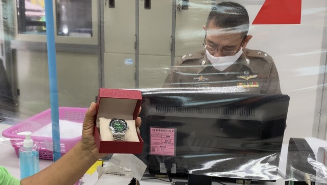 หนุ่มใหญ่สั่งซื้อขนมออนไลน์ แต่ได้นาฬิกาปลอมแทน ขอเงินคืนไม่ให้