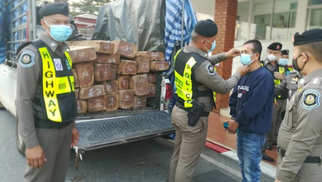 จับหนุ่มแพร่ลักลอบขนไม้ชิงชันเตรียมส่งสมุทรปราการ