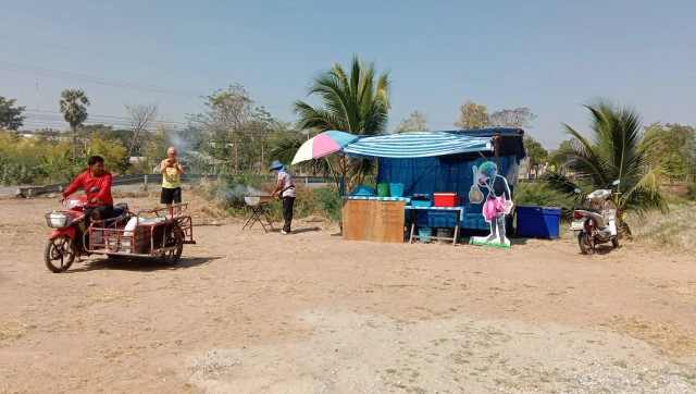 ผัดไทยเงาะป่าเรียกลูกค้าแน่นร้าน