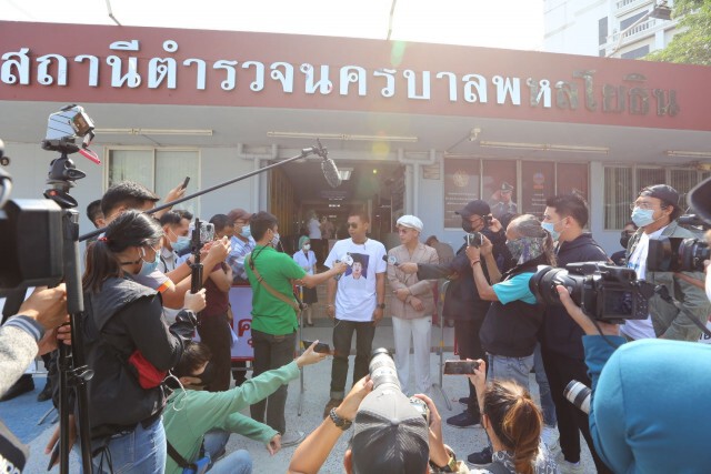 "ไผ่-แอมมี่" เข้ารับทราบข้อหาเพิ่ม ครวญคดีเยอะจนจำไม่ได้