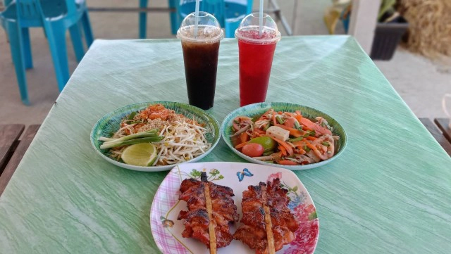 ผัดไทยเงาะป่าเรียกลูกค้าแน่นร้าน