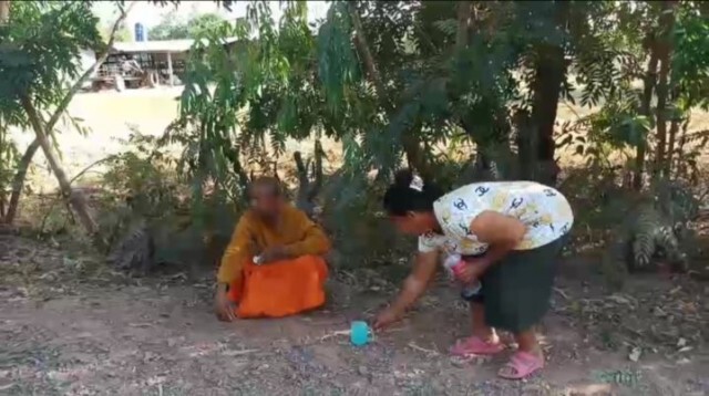 หลวงพ่อออกธุดงค์หิวข้าวหิวน้ำไม่มีคนตักบาตร