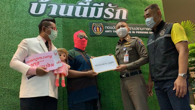 "ทนายรณรงค์" พาพ่อเหยื่อถูกรุมโทรมที่ลพบุรีร้อง ปคม. หลังคดีไม่คืบ