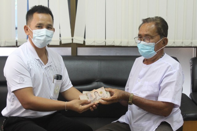 คุณตาหอบเงินคืนรัฐหลังรับเงินบำนาญลูกชาย