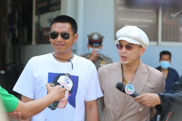 "ไผ่-แอมมี่" เข้ารับทราบข้อหาเพิ่ม ครวญคดีเยอะจนจำไม่ได้