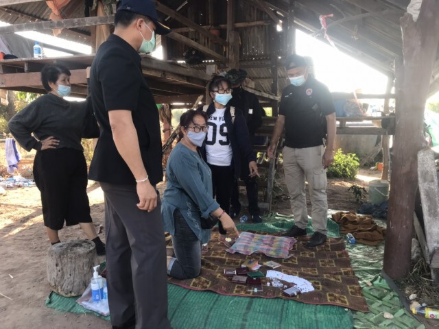 ห้ามไม่ฟัง!ผีพนันเข้าสิง ผู้สูงอายุตั้งวงเล่นไพ่-ไฮโล ไม่สนโควิด