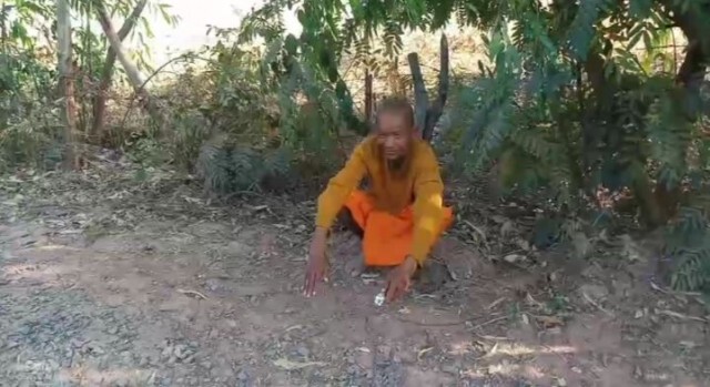 หลวงพ่อออกธุดงค์หิวข้าวหิวน้ำไม่มีคนตักบาตร
