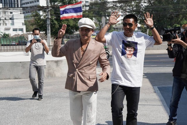 "ไผ่-แอมมี่" เข้ารับทราบข้อหาเพิ่ม ครวญคดีเยอะจนจำไม่ได้