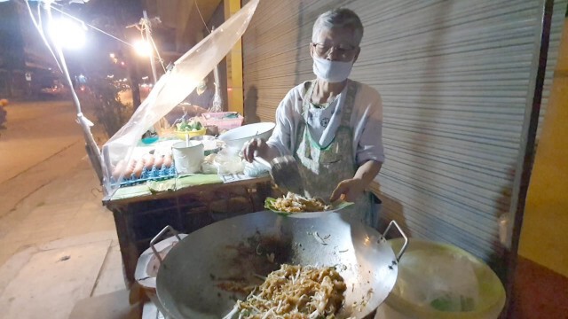 "ผัดไทยเตาถ่าน"ในตำนาน เปิดขายตั้งแต่สงครามโลกครั้งที่2