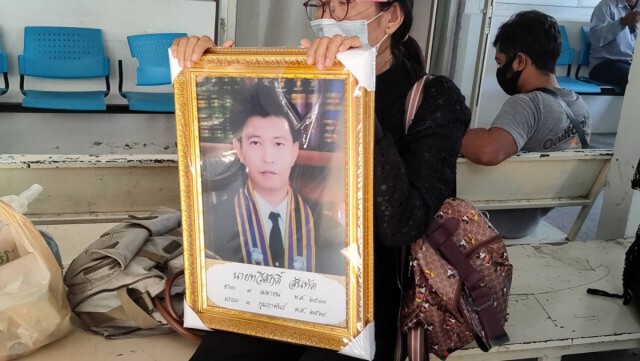 หนุ่มเลือดร้อนอ้างถูกทุบรถไม่พอใจซิ่งเก๋งไล่ชนพนักงานเทศบาลดับ