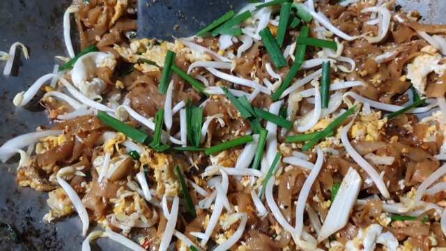 "ผัดไทยเตาถ่าน"ในตำนาน เปิดขายตั้งแต่สงครามโลกครั้งที่2