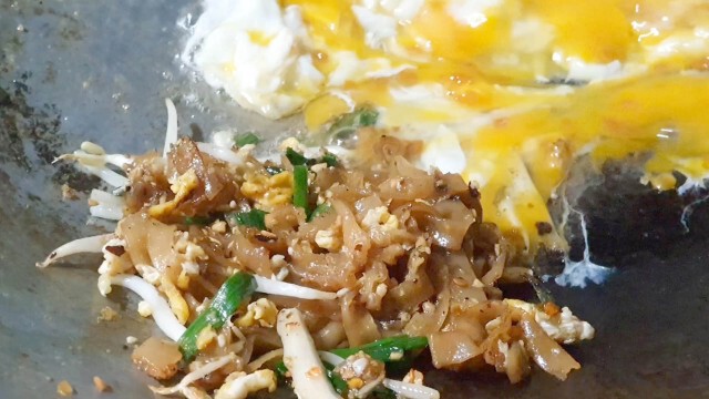 "ผัดไทยเตาถ่าน"ในตำนาน เปิดขายตั้งแต่สงครามโลกครั้งที่2