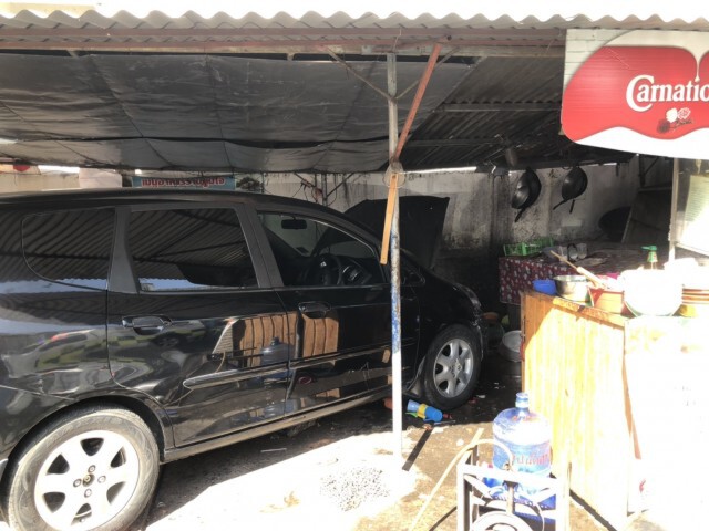 หนุ่มคลั่งขับเก๋งชนสองผัวเมียร้านอาหารตามสั่งหวิดดับ